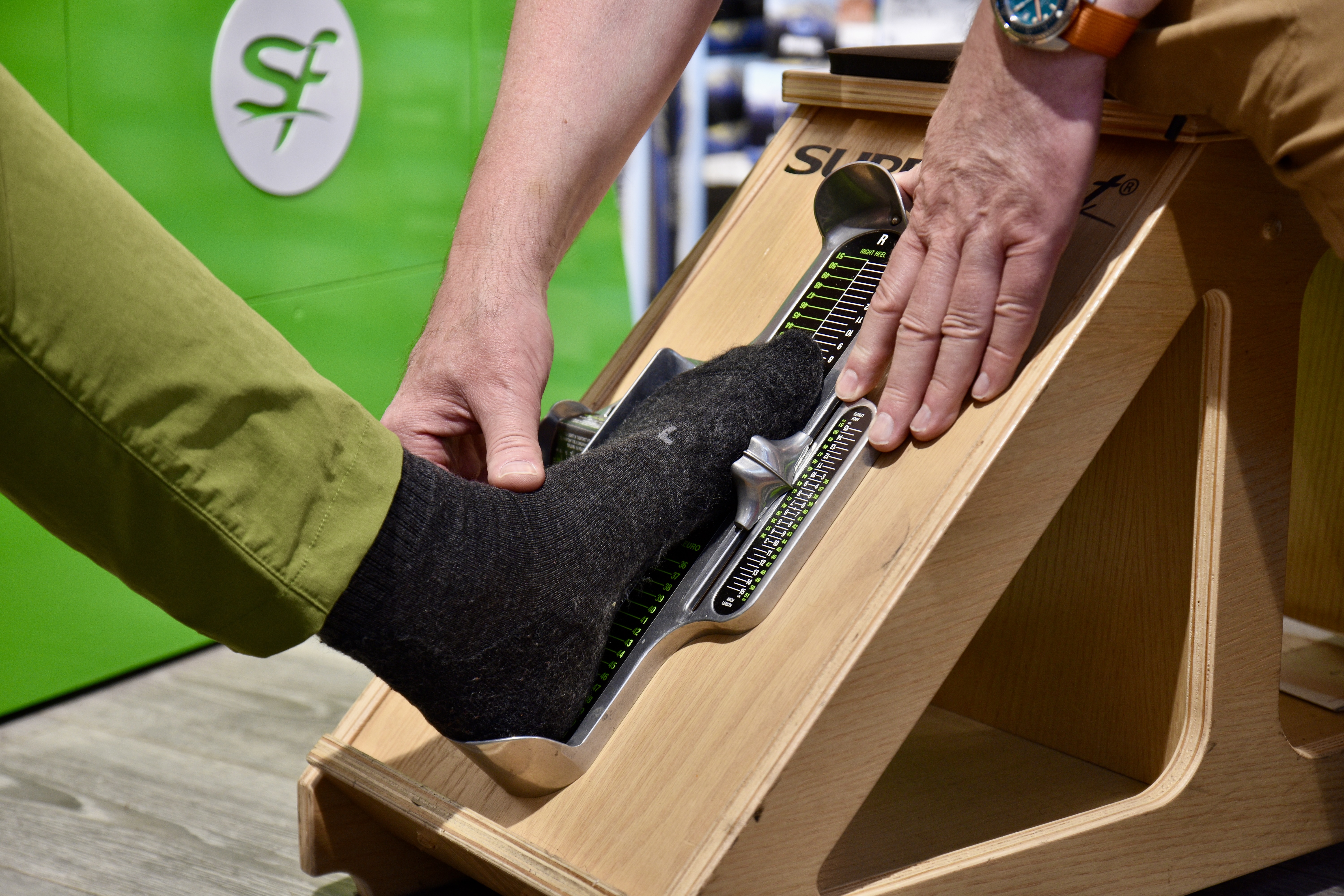 Manuelle Grundvermessung von Fußlänge und -breite auf dem Messbrett