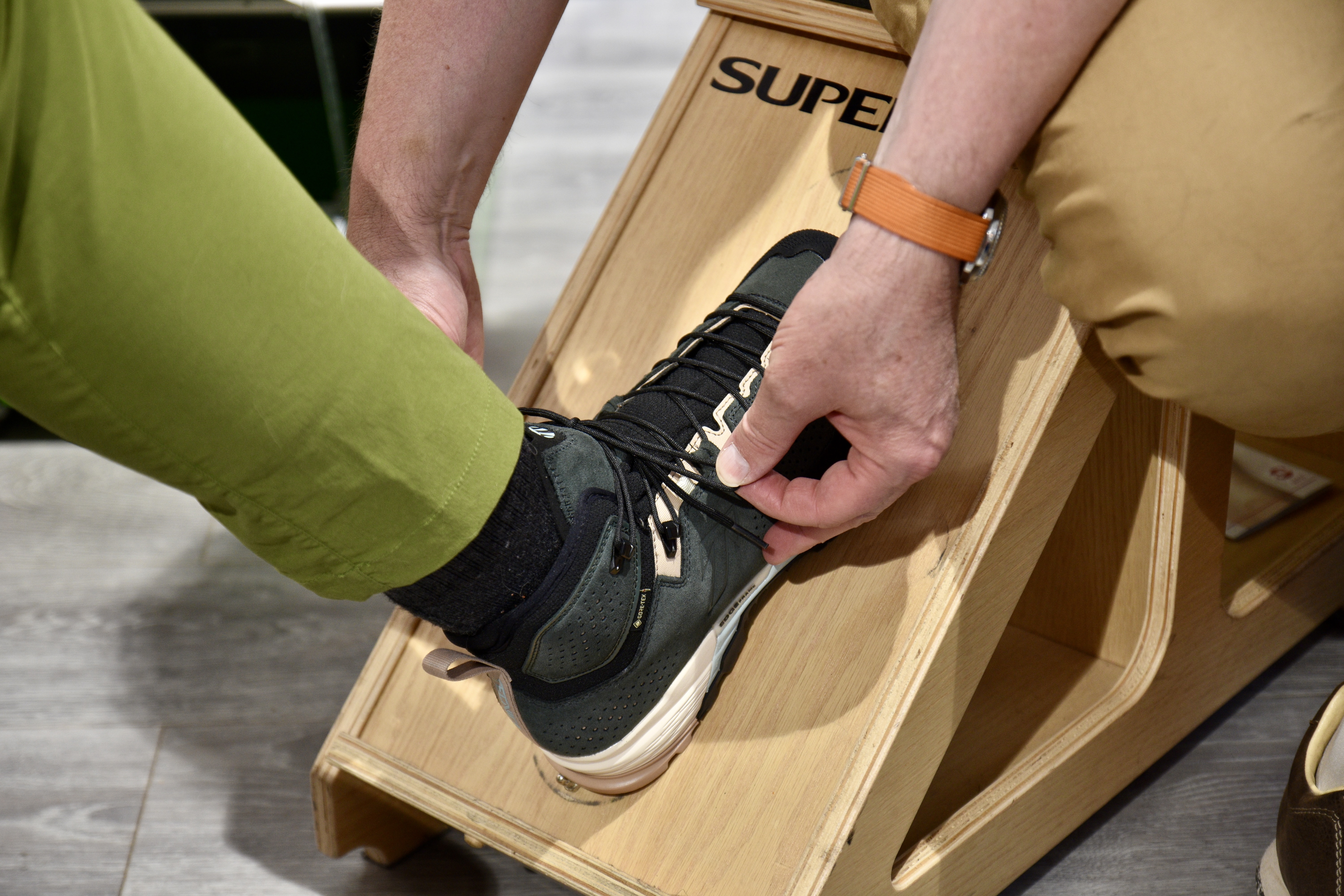 Anprobe eines Wanderschuhs mit individueller Schnürtechnik